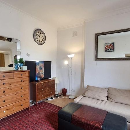 Extra Large One Bedroom Flat With Parking Лондон Екстериор снимка