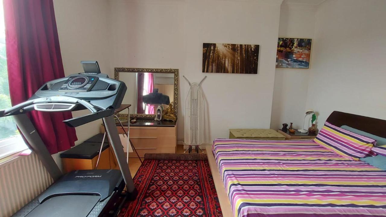 Extra Large One Bedroom Flat With Parking Лондон Екстериор снимка