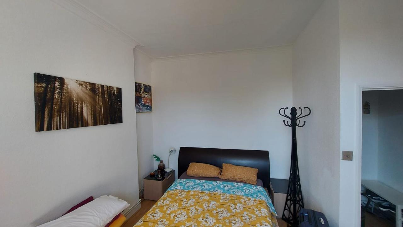 Extra Large One Bedroom Flat With Parking Лондон Екстериор снимка