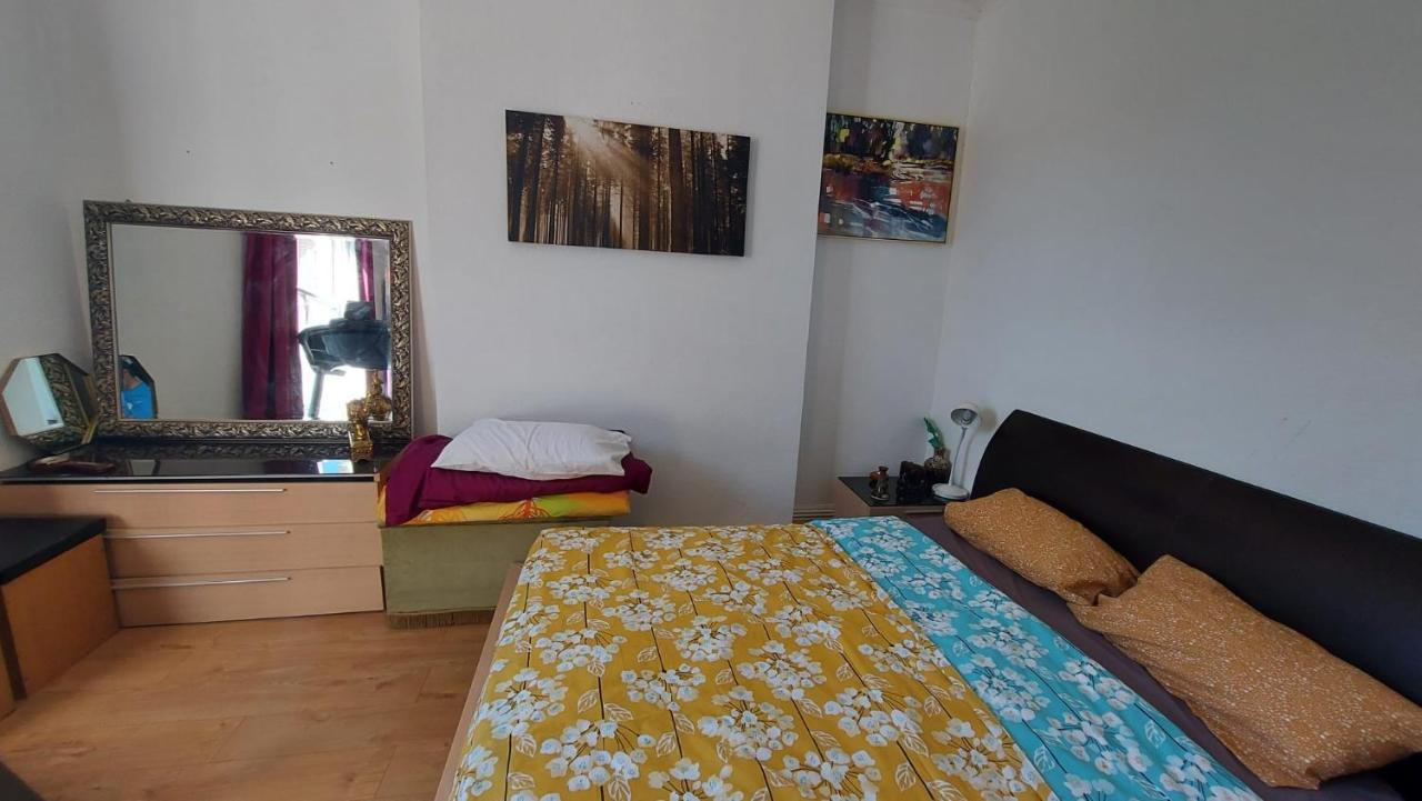 Extra Large One Bedroom Flat With Parking Лондон Екстериор снимка