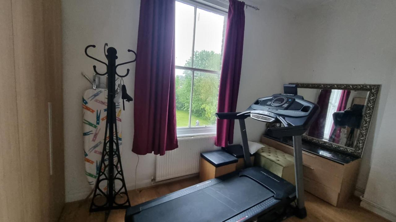 Extra Large One Bedroom Flat With Parking Лондон Екстериор снимка