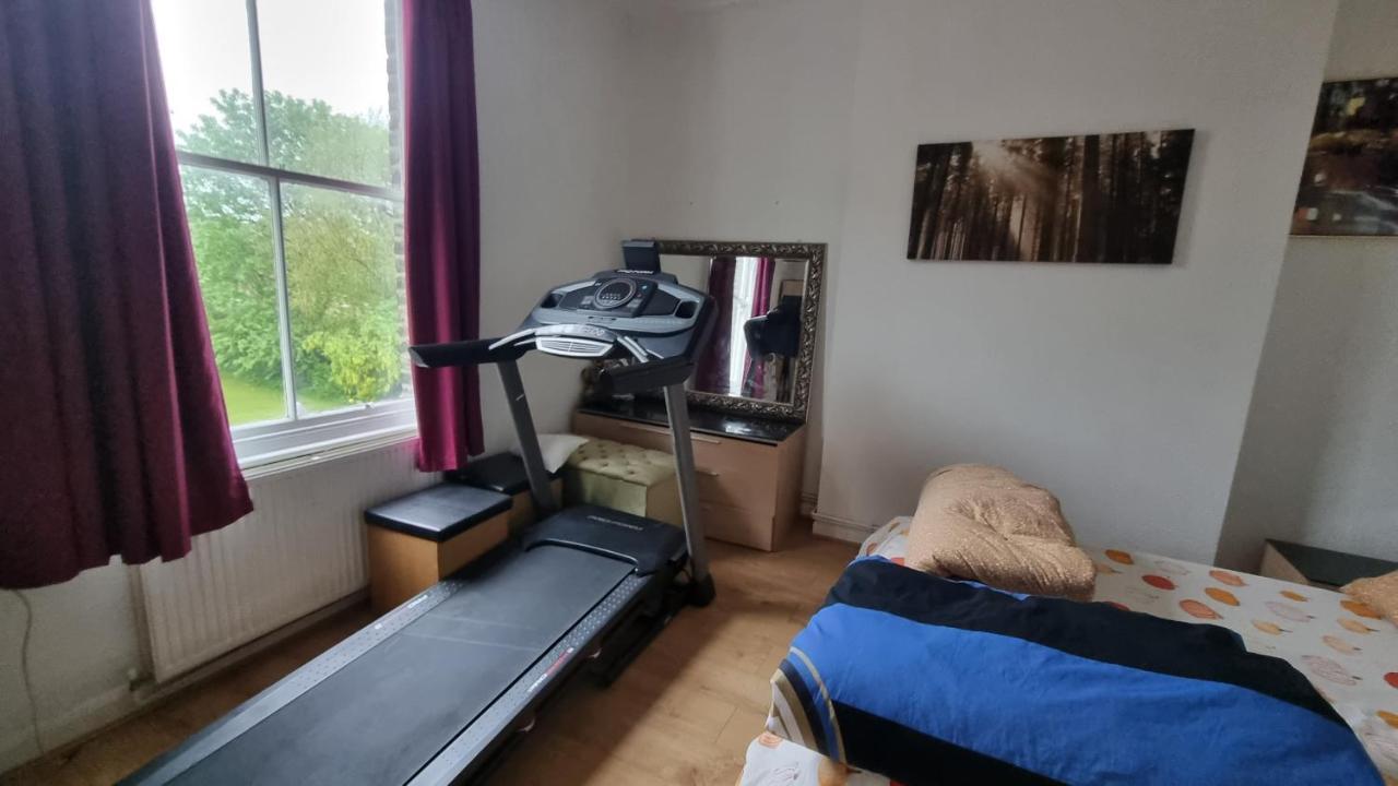 Extra Large One Bedroom Flat With Parking Лондон Екстериор снимка